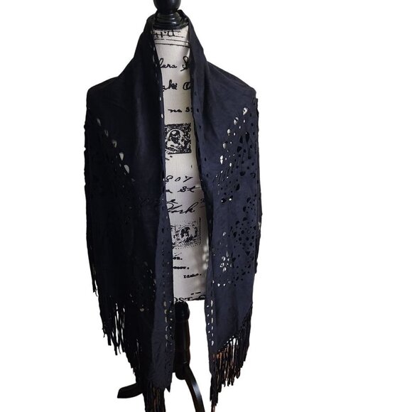Indigo Thread Co Black Faux Suede Poncho Shawl Laser Cut Fringe Size 1X/2X - Picture 2 of 6